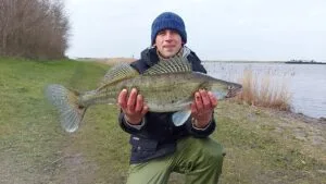 Właściciel Go-Fishing.nl z rybą złowioną w holenderskich wodach