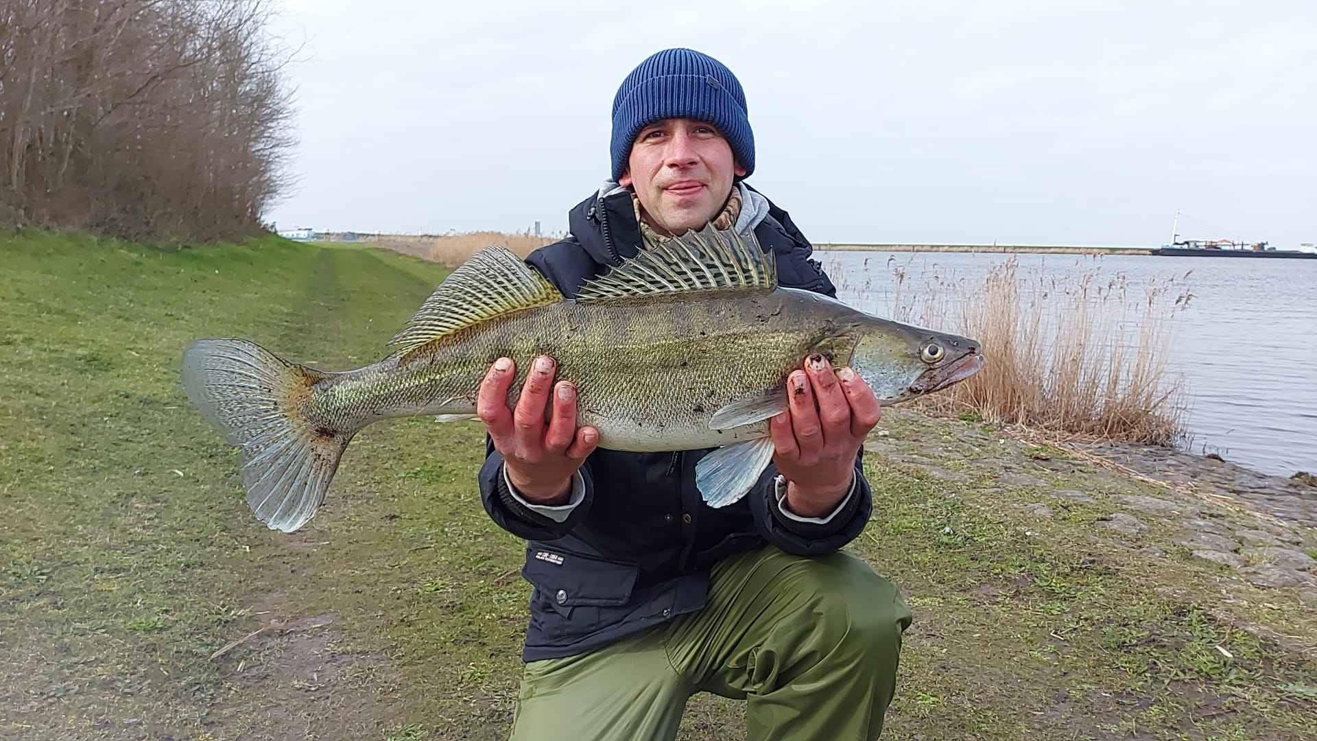 Właściciel Go-Fishing.nl z rybą złowioną w holenderskich wodach